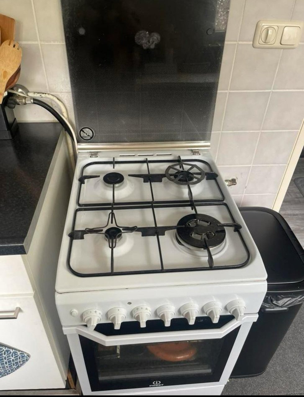 Gasfornuis met elektrische heteluchtoven wokbrander en gasslang als nieuw