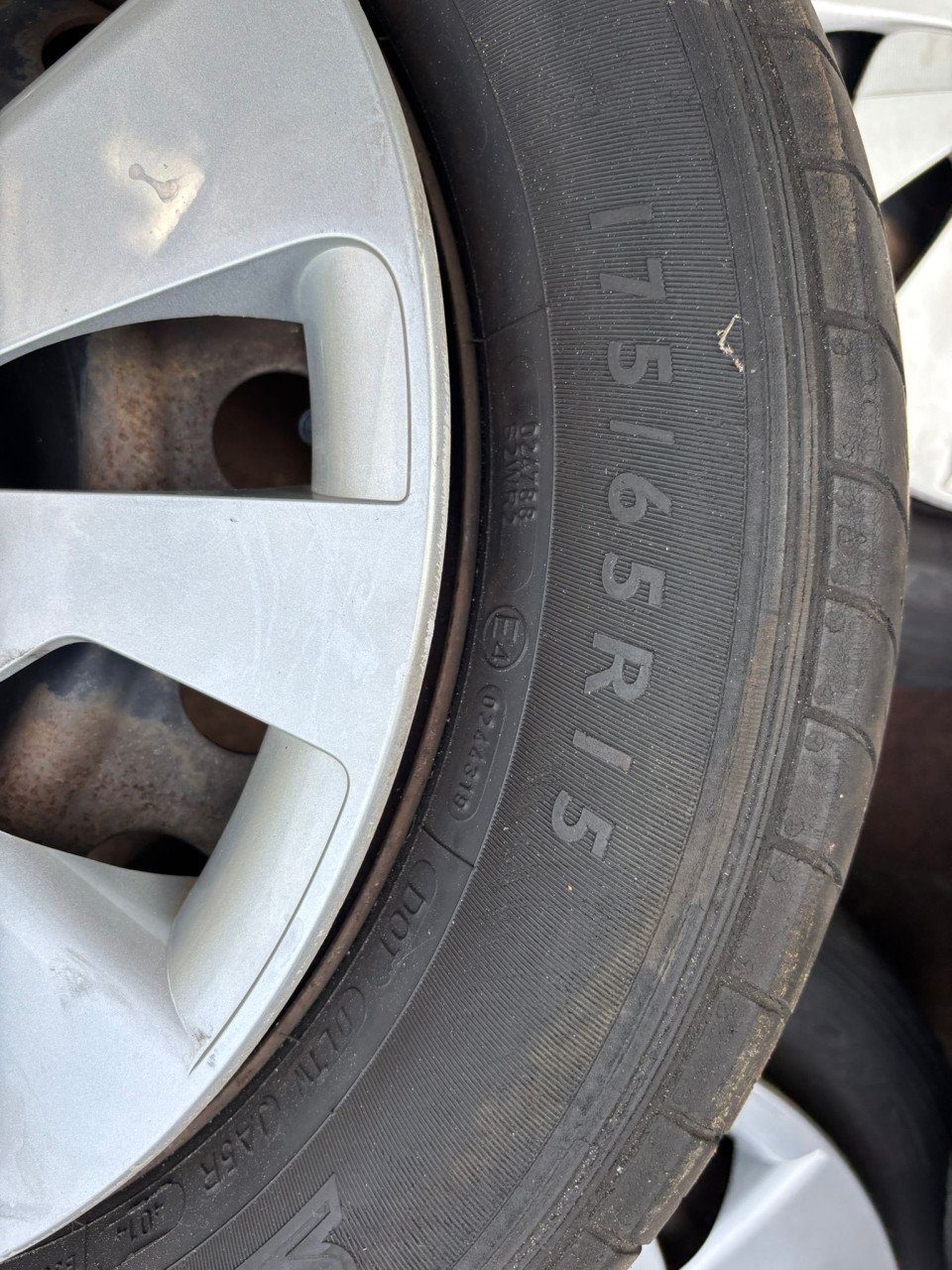 Vier velgen met prima banden Toyota