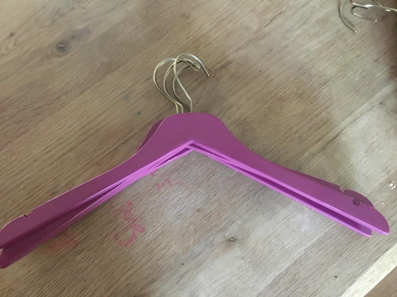 Kledinghanger fuchsia kleur