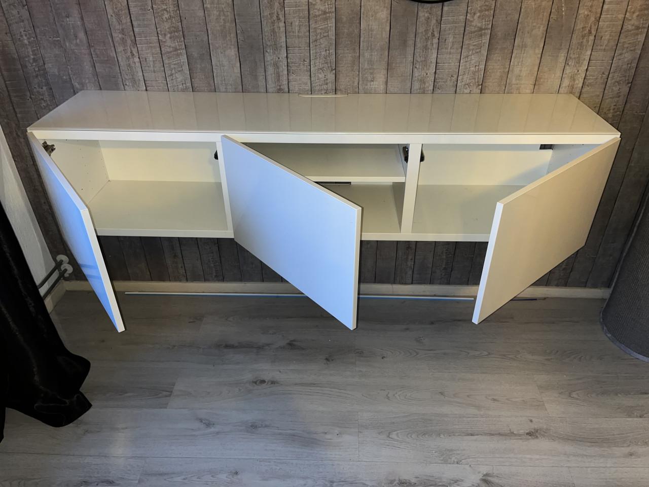 Hoogglans wit dressoir 180cm.