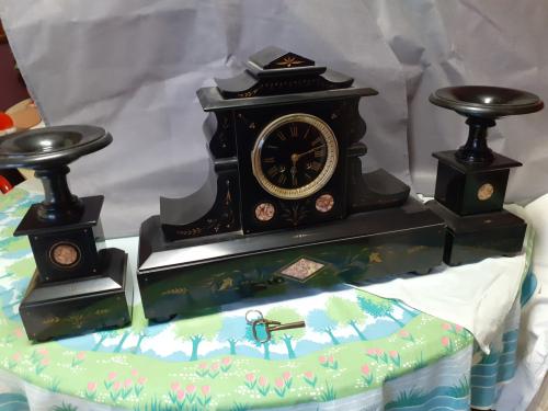 Zwart marmeren klokkenstel.