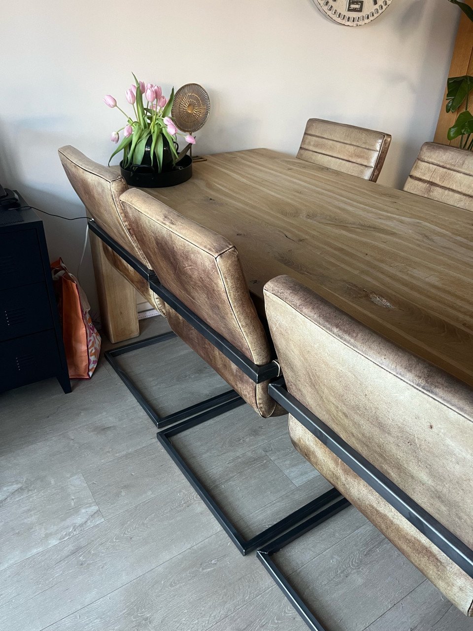 Eetkamertafel stoelen 6-8 personen en bijpassende eiken salontafel
