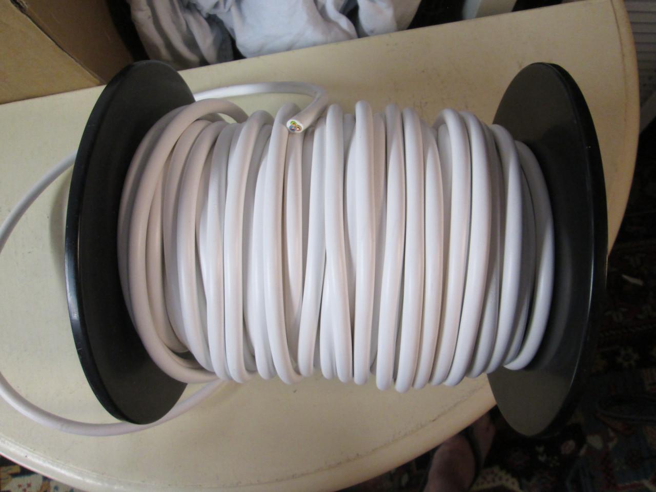 Losse geaarde kabel nieuw op de rol 3 x 1.5