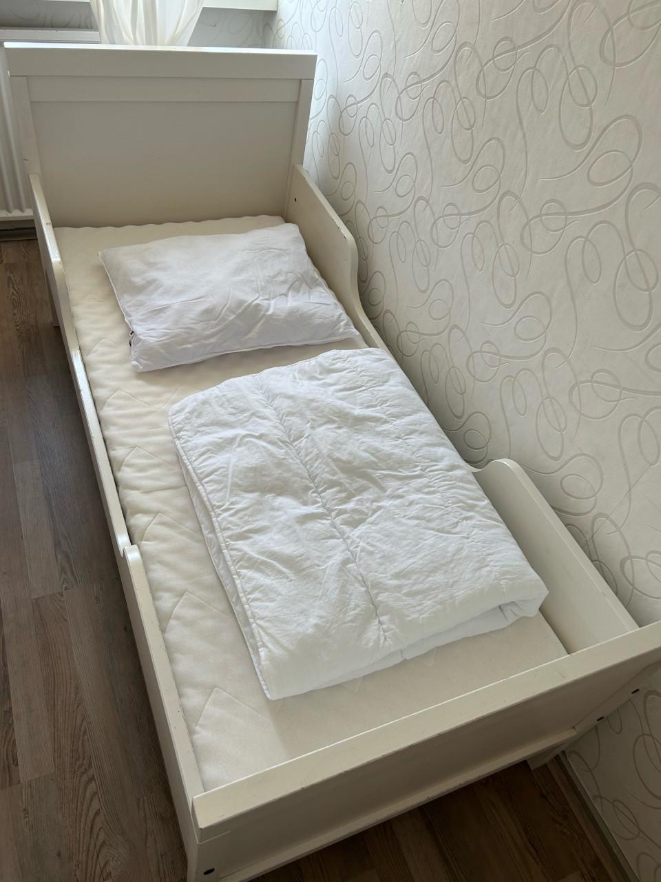 Peuterbed met goed matrasje incl.zgan kinderdekbed en kinderhoofdkussen