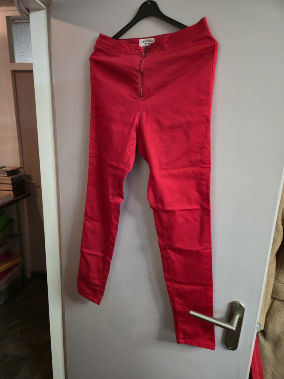 🌸 Felrode slim-fit broek van Terranova. Maat 42, maar valt klein. ✨️