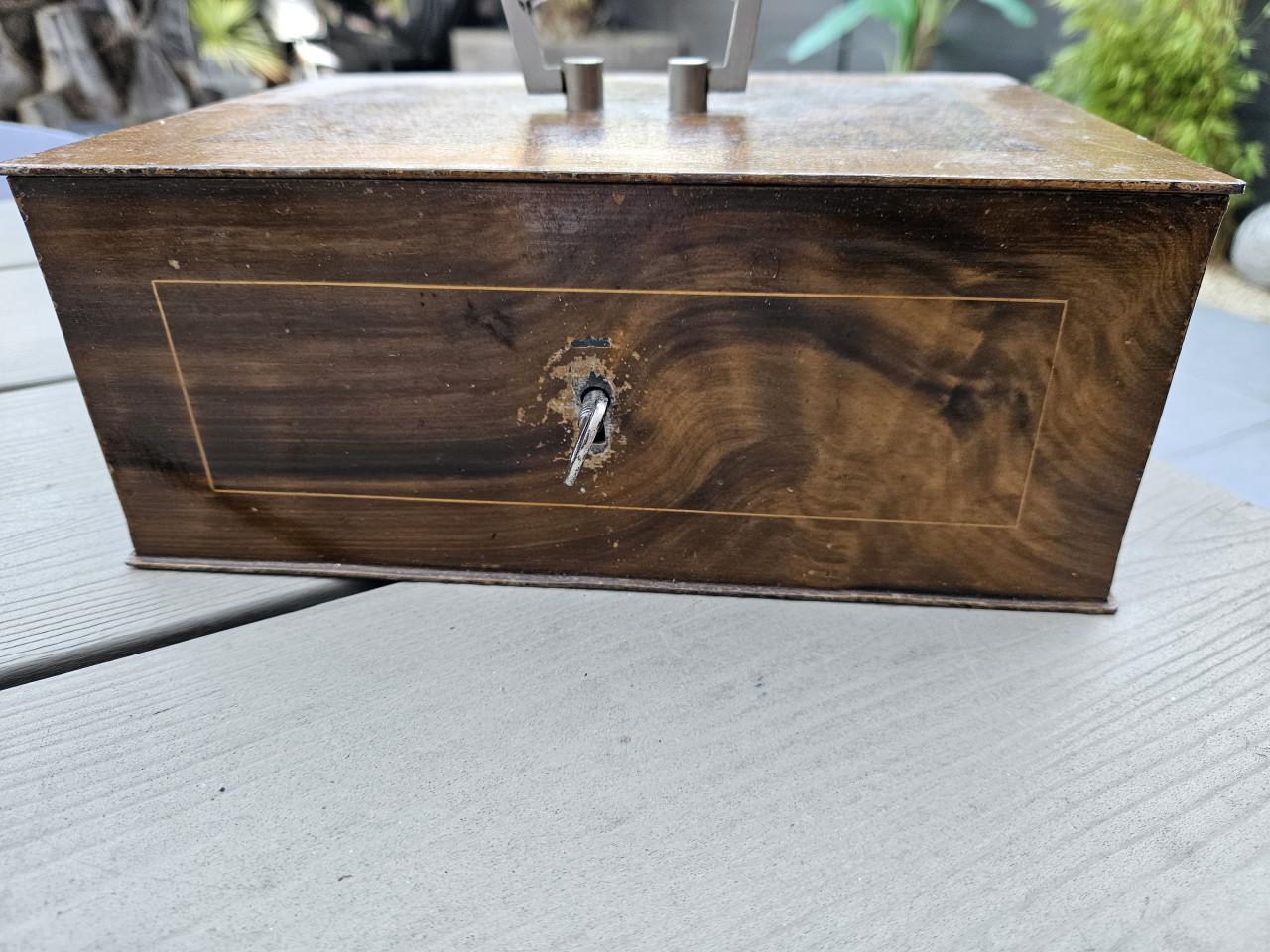 Antieke zeldzame beaumont metalen kist houtlook met sleutel