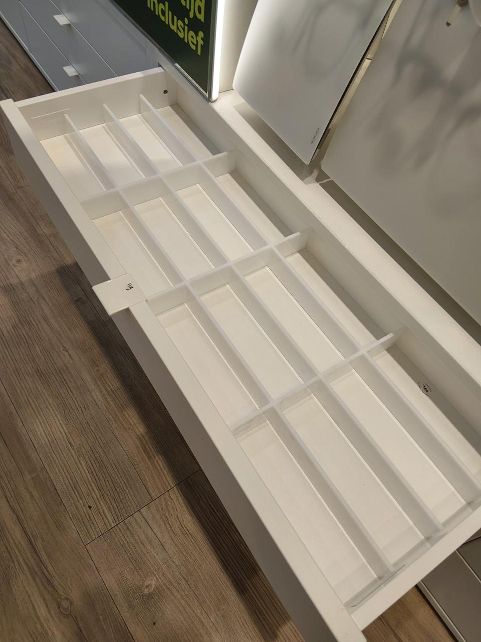 Winkelinrichting / lades / vitrinekast / brillenmolen