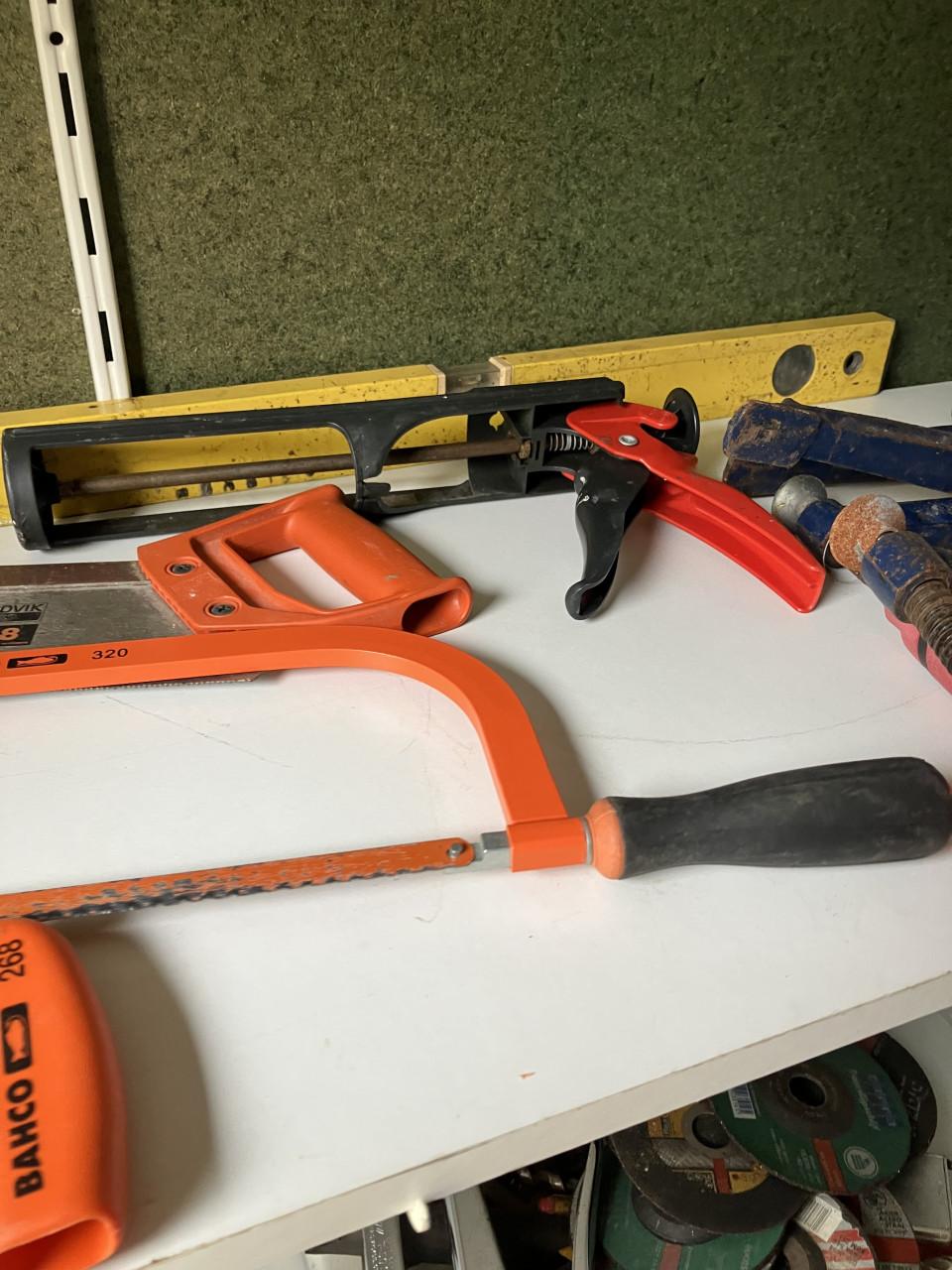 Te koop in goede staat partijtje handgereedschap met gereedschapkist