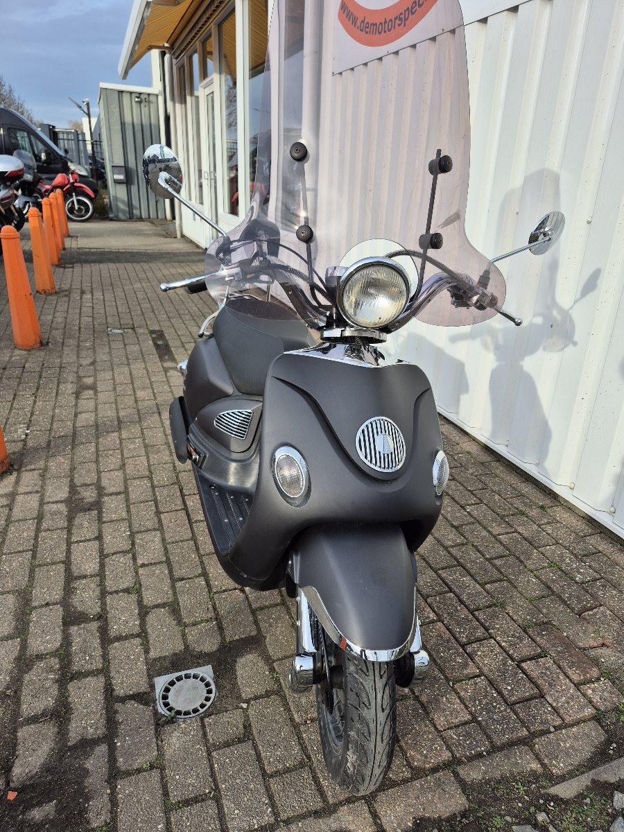 BTC Legend scooter uit 2019. in nieuwstaat