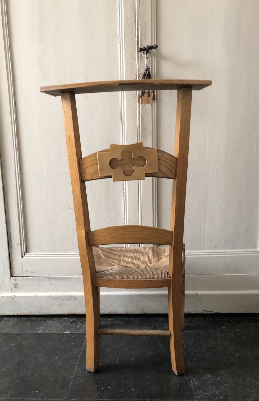 Lief oud brocante kerk/bidstoeltje met biezen zitting en liedboek houder
