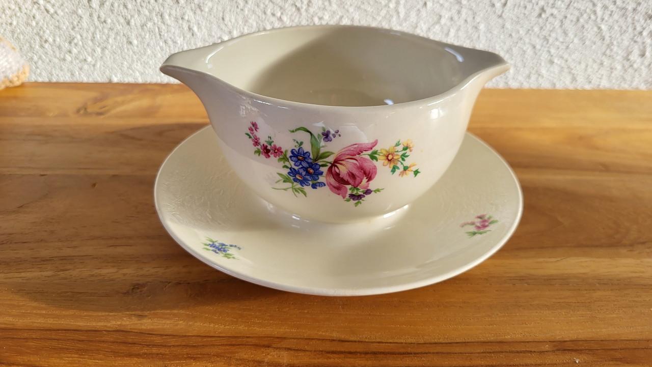 P. Regout Maastricht sauskom met bloemendecor (Pioenroos)
