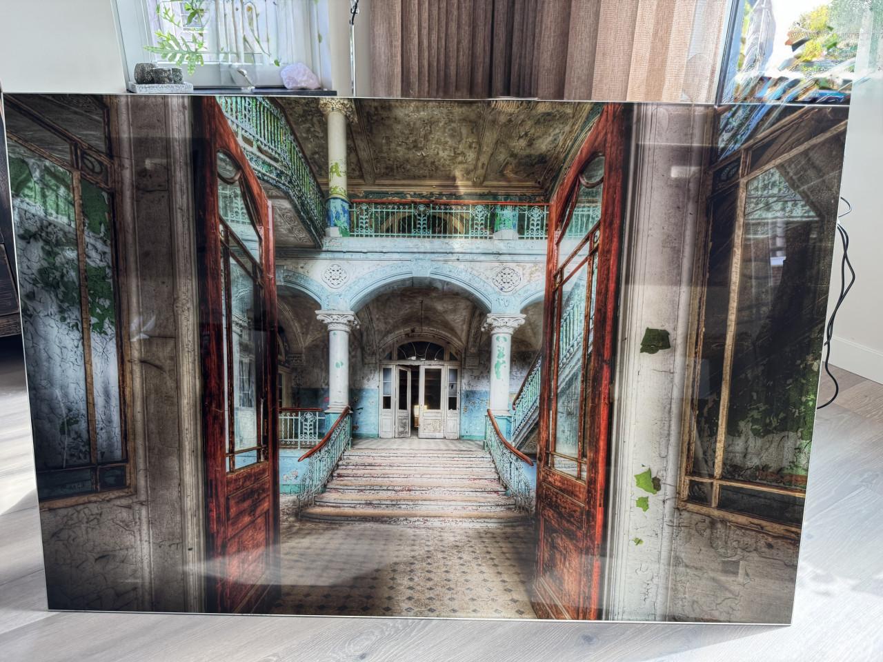 Plexiglas schilderij van verlaten gebouw! In nieuwstaat!