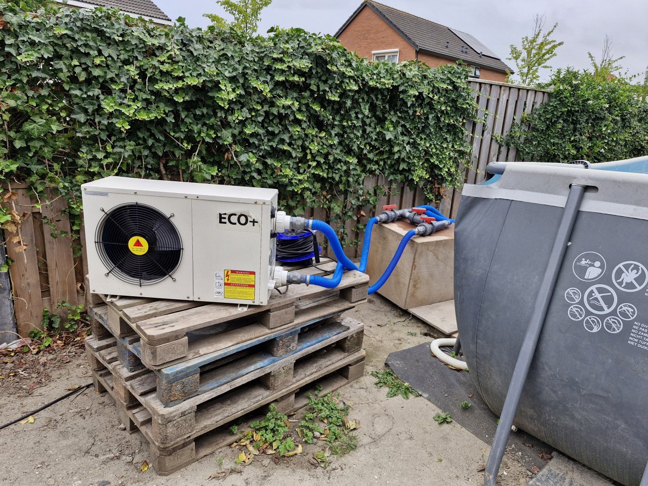 Groot Intex zwembad met warmtepomp,  zandfilterpomp  en heel veel extra's