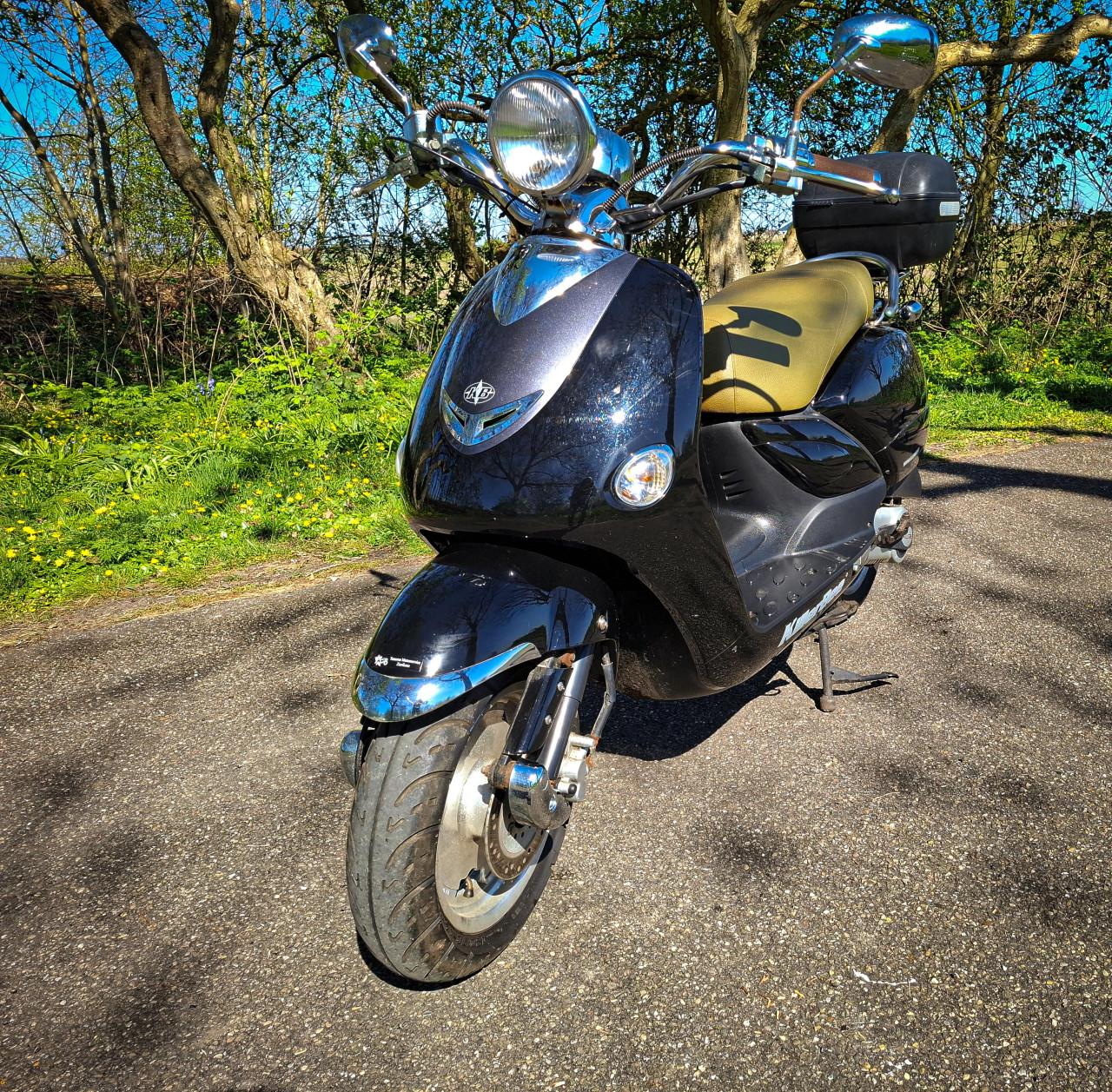 Te koop: Killerbee Custom scooter (4-takt)met geel kenteken.