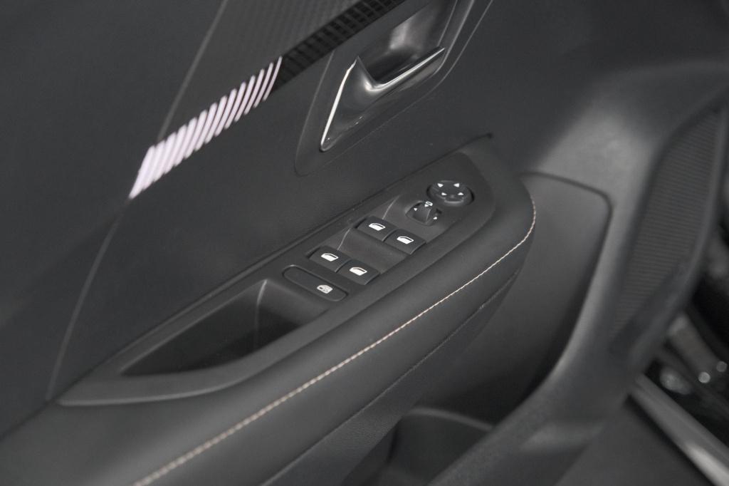 Peugeot 208 puretech 100 allure | apple carplay | parkeersensoren | climate