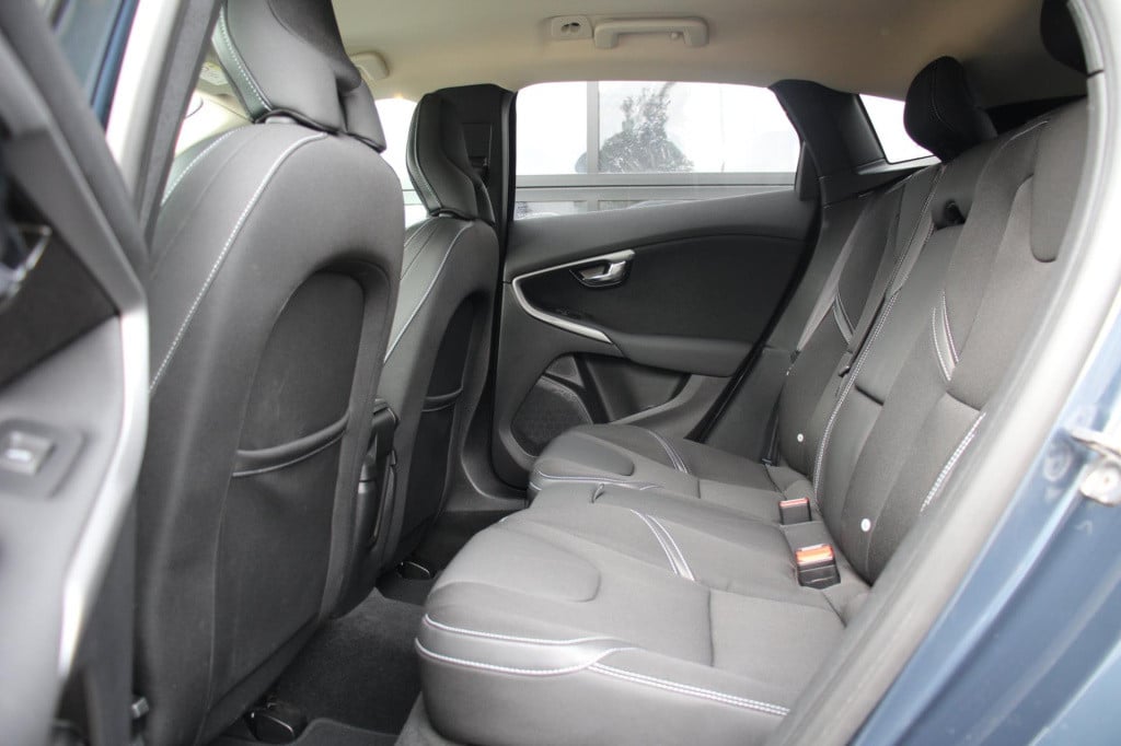 Volvo V40 2.0 t2 momentum - navi - cruise - grootlicht ass - led - pdc - st