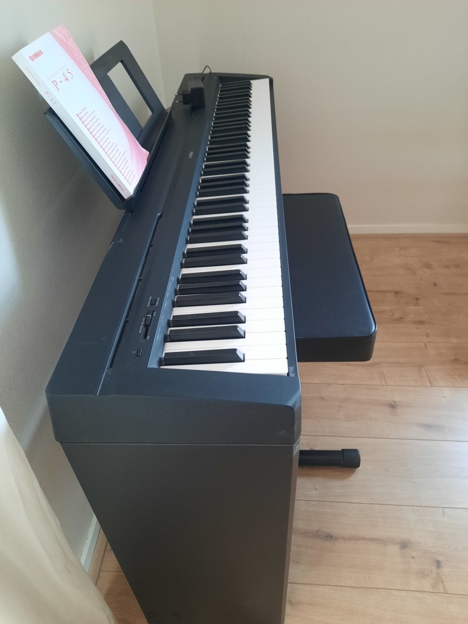 Yamaha P-45 digitale piano inclusief onderstel en verstelbare kruk zgan