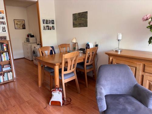 GRATIS  Tafel met 4 bijbehorende stoelen