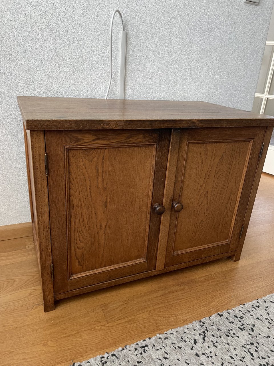 Eiken kastje (voormalig stereo meubel).