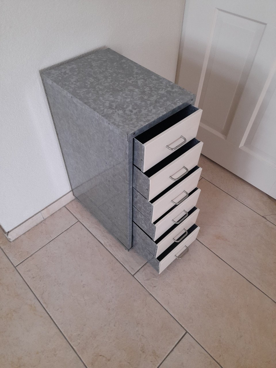 Metalen Ladenkastje  41,5 x 28 x 69H  (in goede staat )