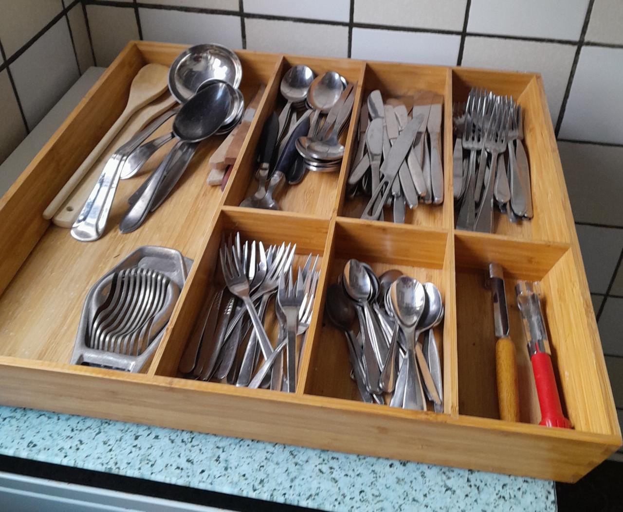 Bak met keuken  bestek + div keukengerei+bestekbakken v.a. €2,00