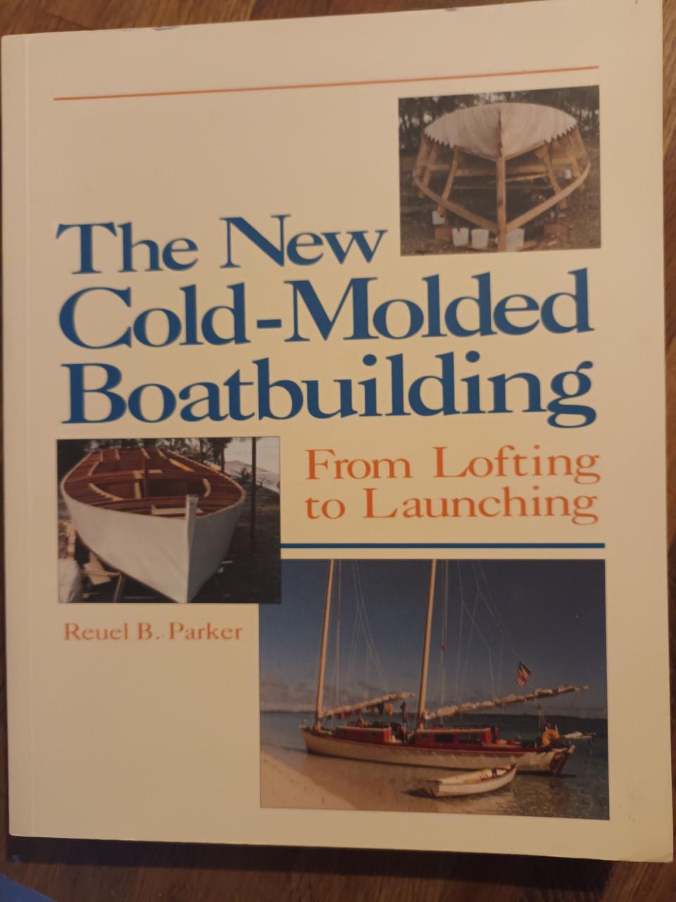 Diverse boeken over het bouwen van boten