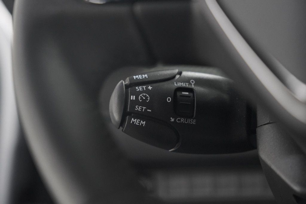 Peugeot 2008 puretech 100 allure | camera | navigatie | apple carplay | par