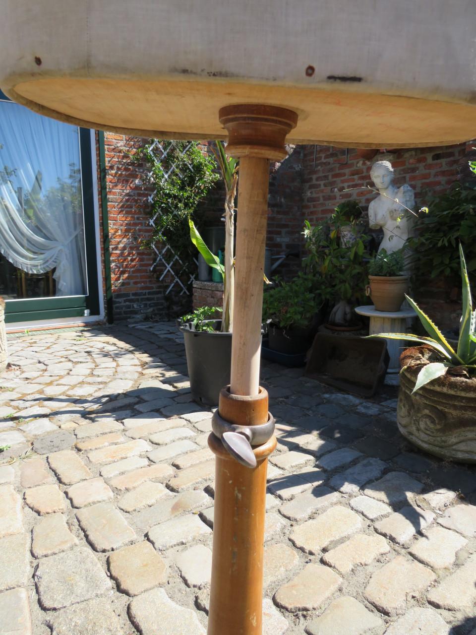 Antieke paspop met houten onderstel