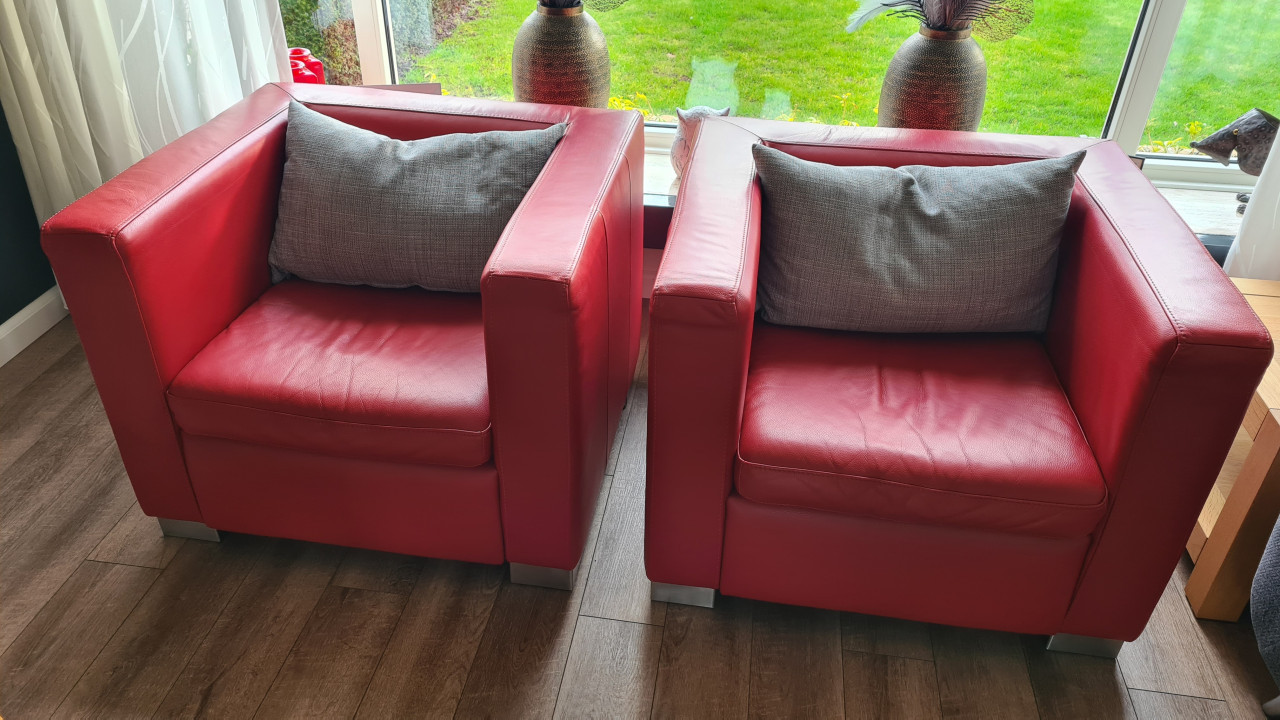 2 rode stoelen