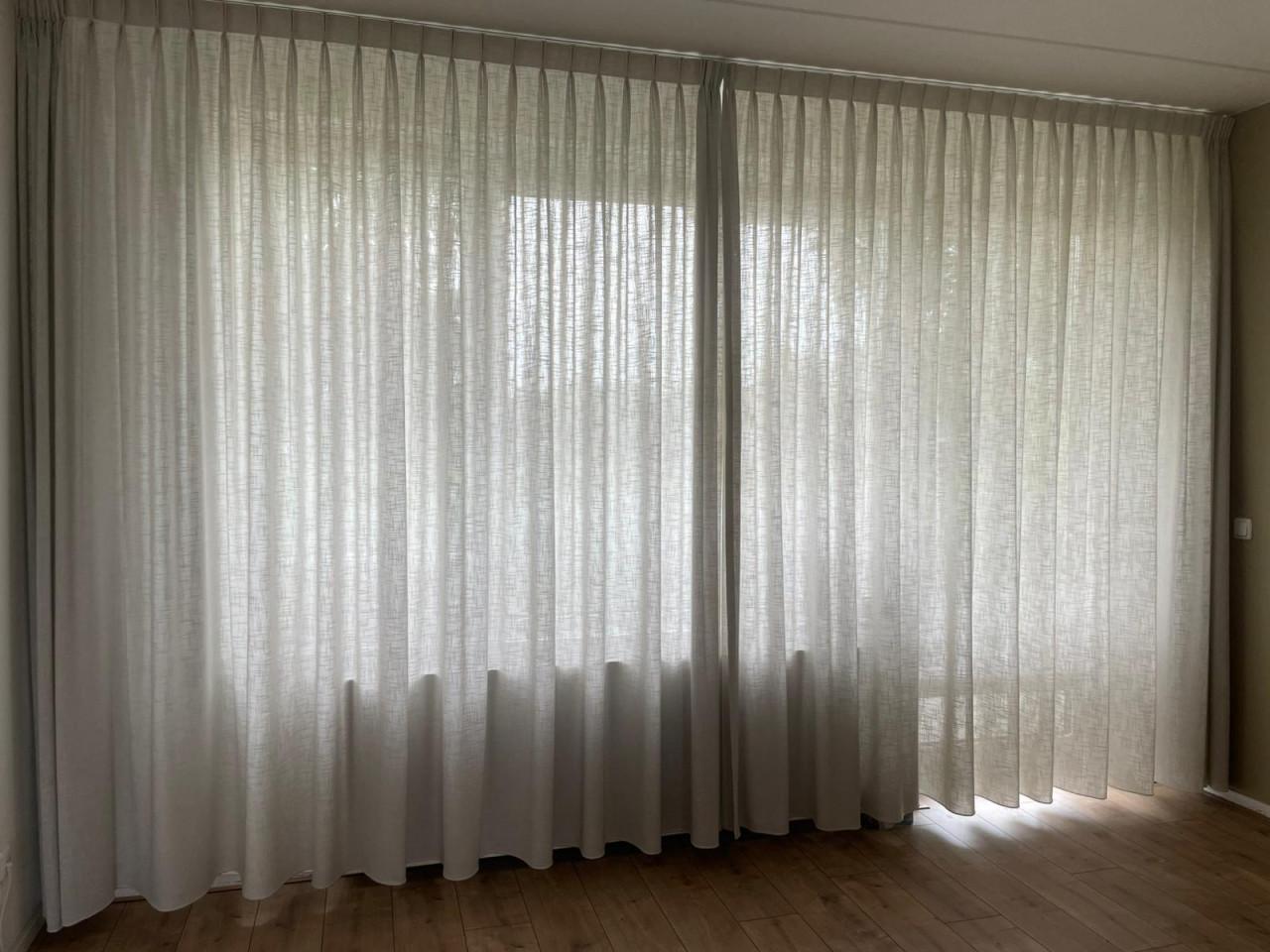 Luxe lichtdoorlatende gordijnen licht beige