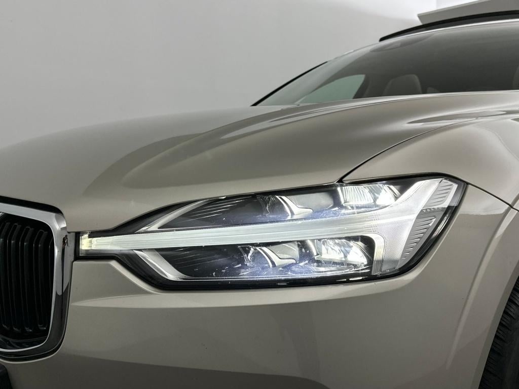 Volvo XC60 t8 390pk recharge momentum|