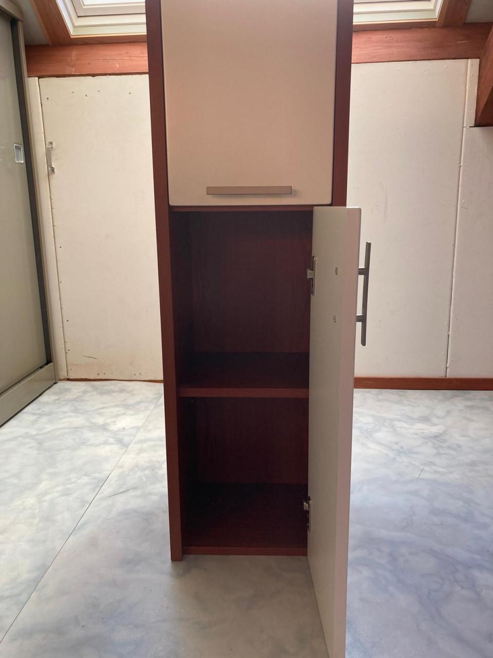 2 stuks nog in zeer goede staat, badkamerkastje