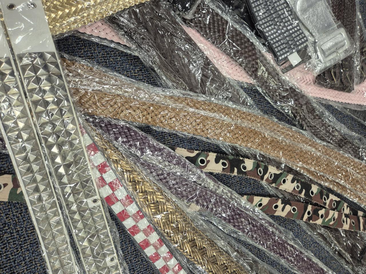 Partij van 100 riemen/sieraden/sjaals