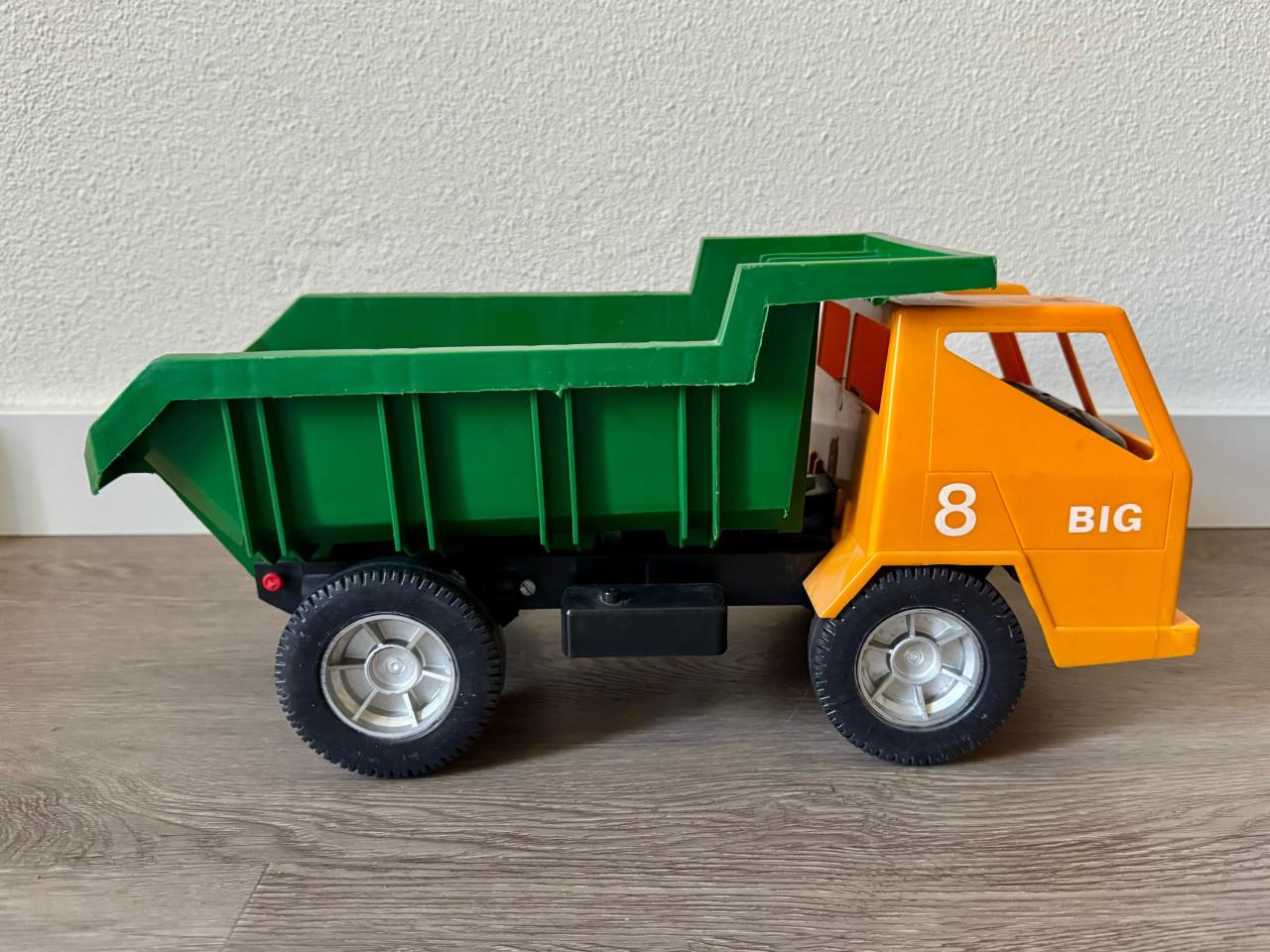 Vintage speelgoed: grote kiepwagen uit jaren ‘70