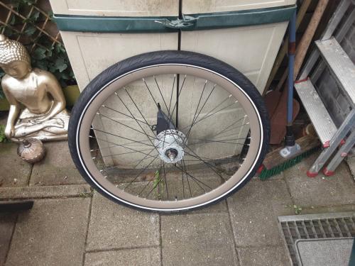 28 inch shimano voorwiel, naafdynamo, rollerbrake rem