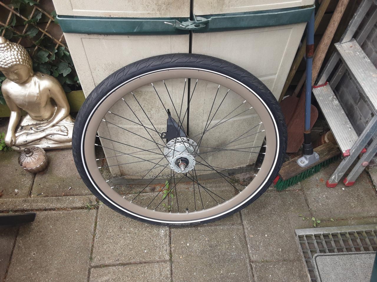 28 inch shimano voorwiel, naafdynamo, rollerbrake rem