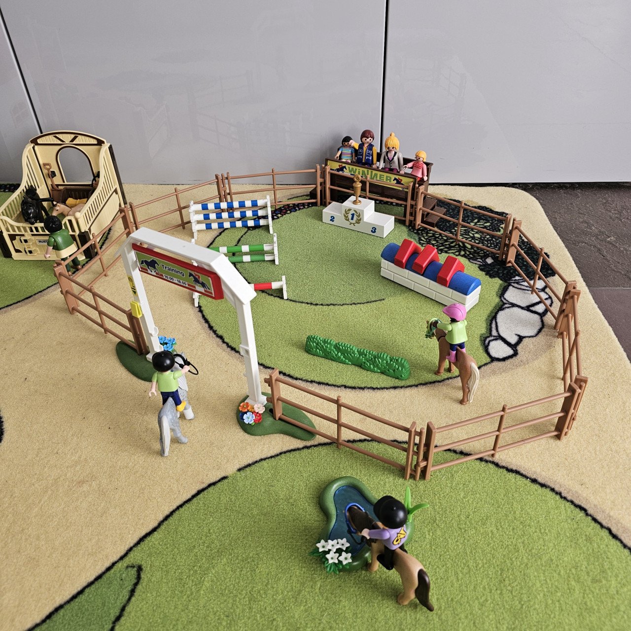 Playmobil pony manege springwedstrijd huifkar en meer