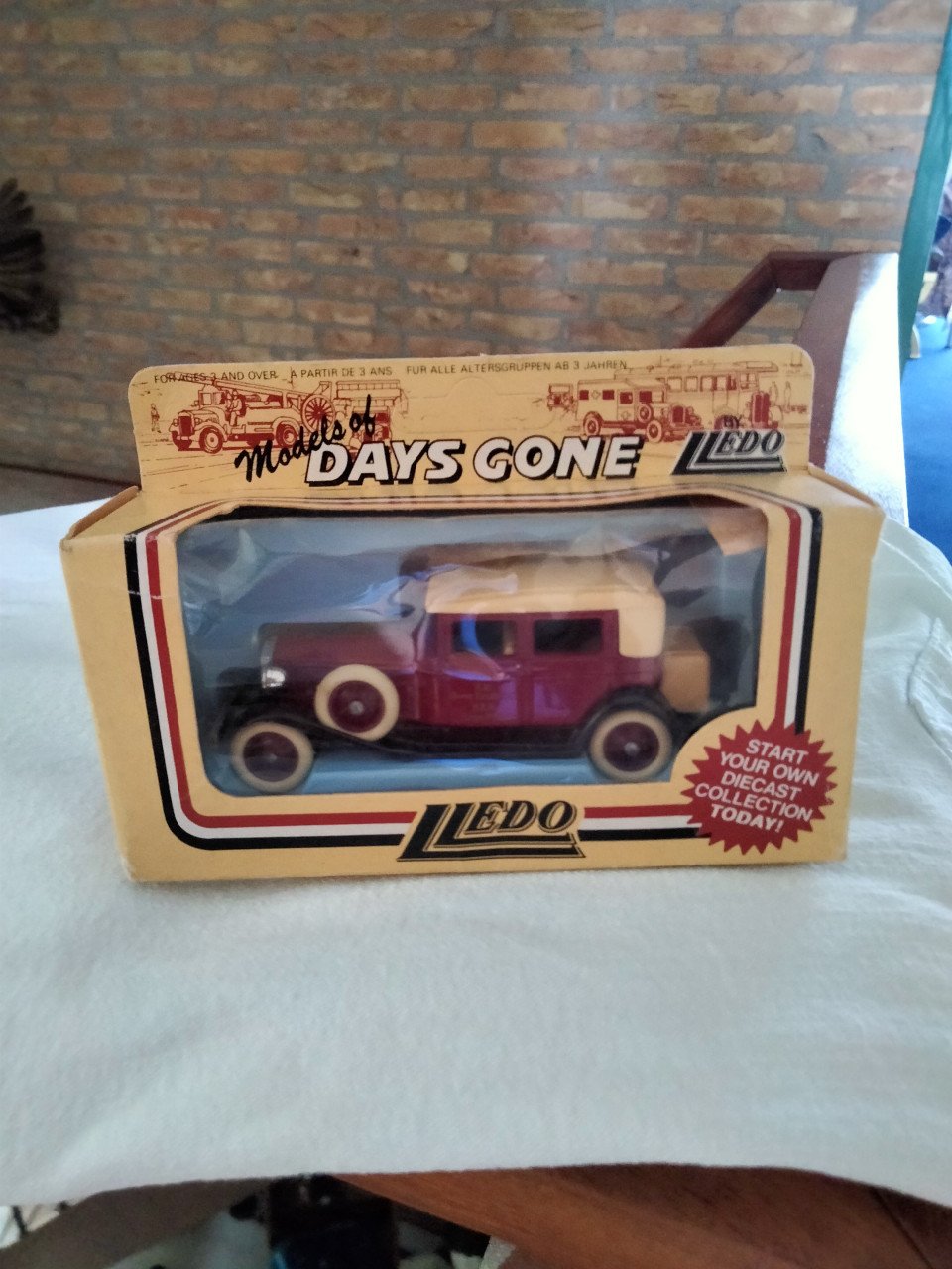 MODELAUTO VAN "DAY GONE BY".