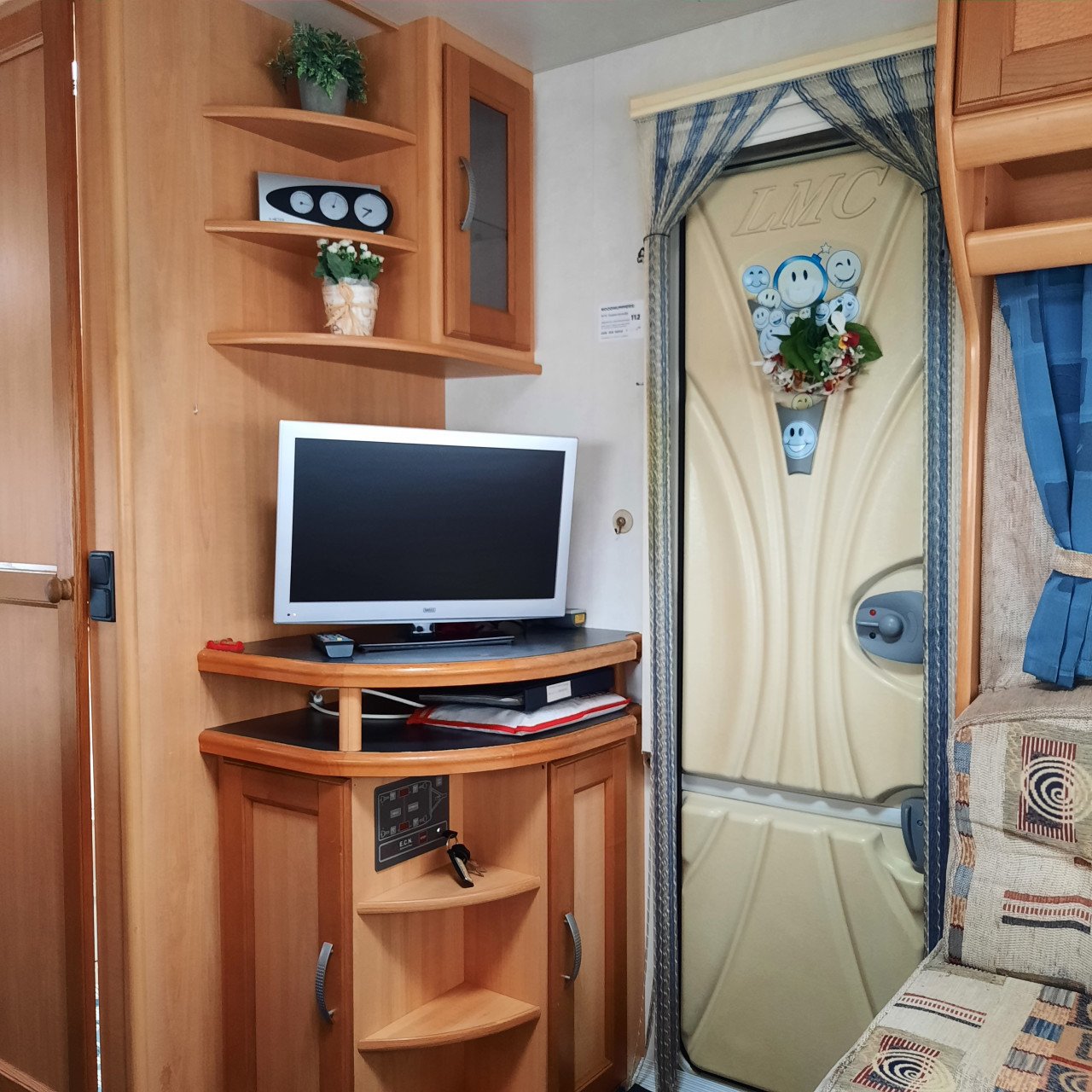 LMC 560 Dominant met voortent, mover en airco (lengtebedden)