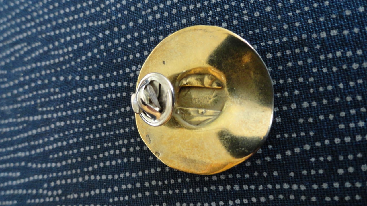 Speld zilver in goud gedoopt (zie foto’s). Heel fraai.