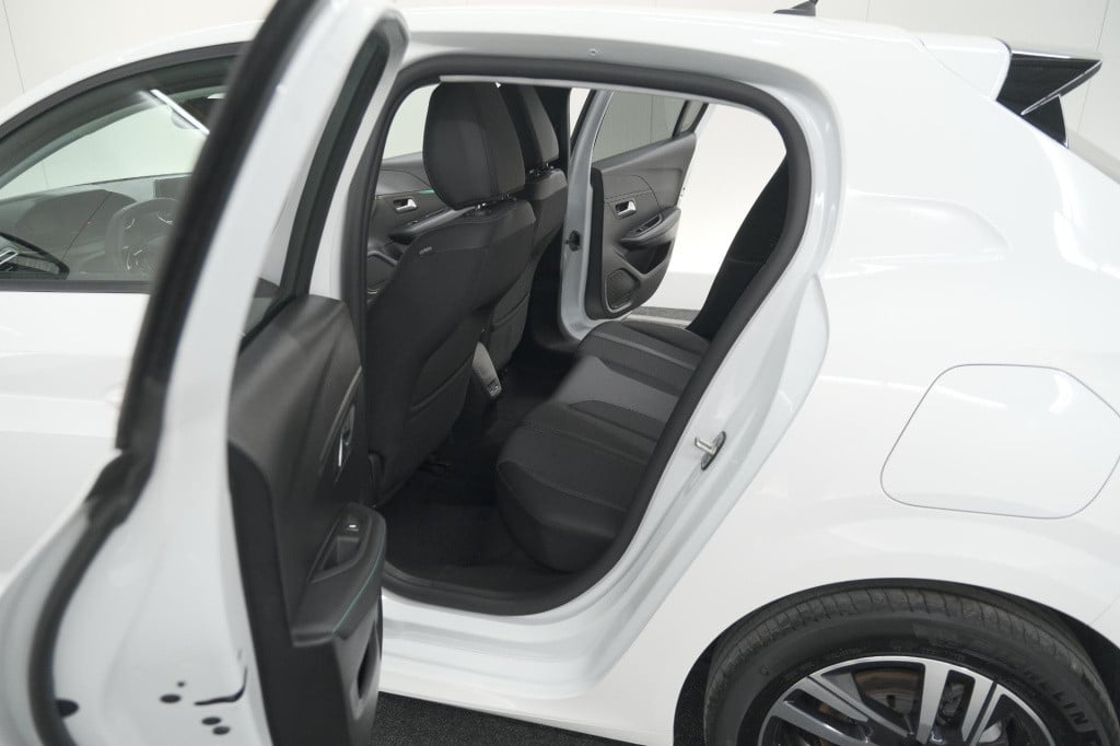 Peugeot 208 puretech 100 allure pack | camera | apple carplay | stoelverwar