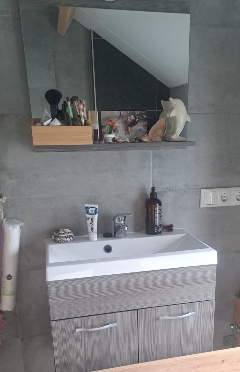 Badkamermeubel, kraan en lamp