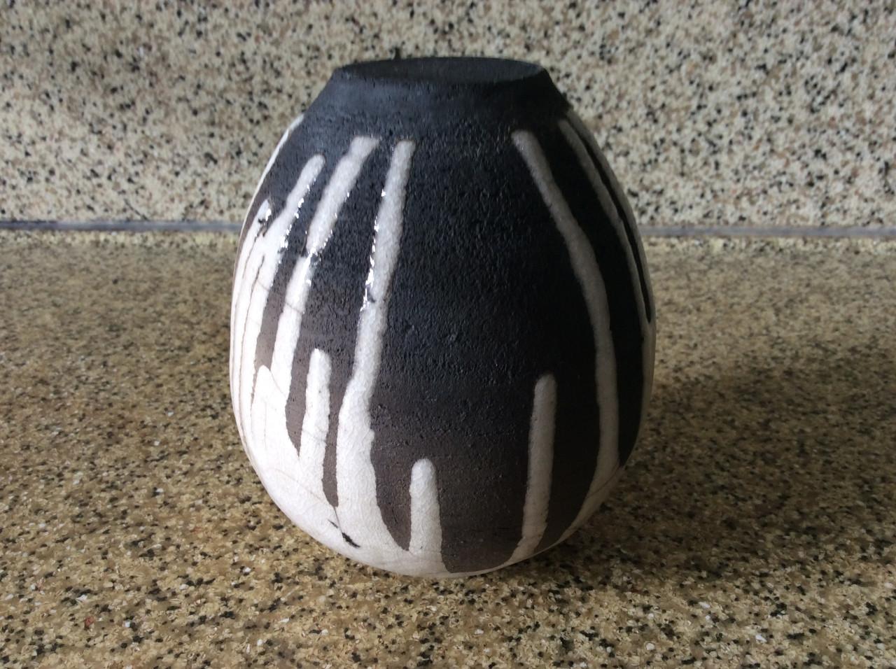 Verschillende kleine vaasjes van keramiek.     Raki gestookt.