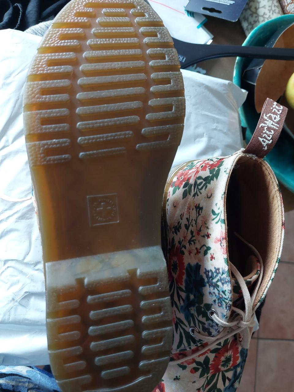 Als nieuwe beige gebloemde Dr.martens mt 38