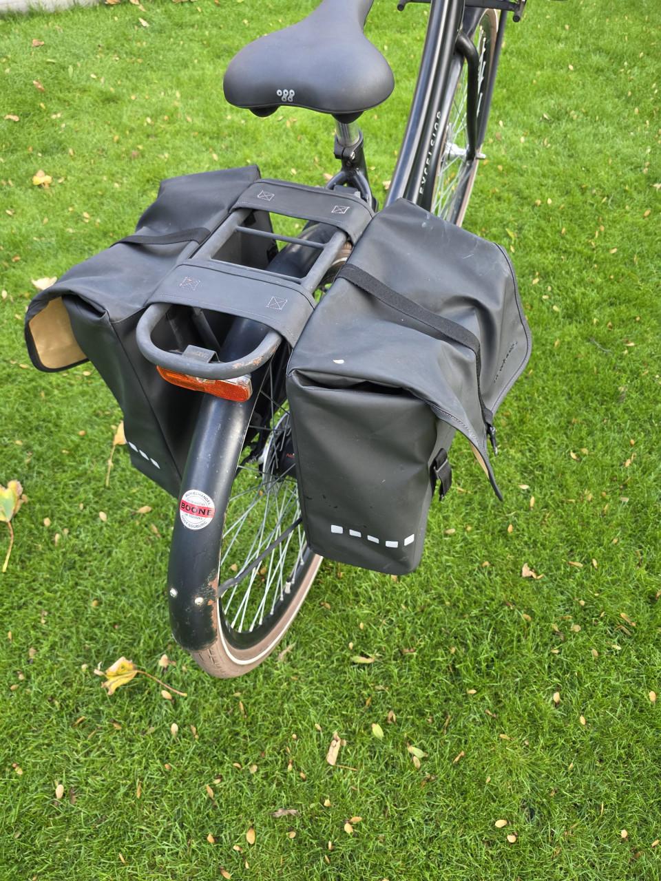 Boodschappenkar op twee wielen zoekt nieuwe eigenaar. Transportfiets. Fiets