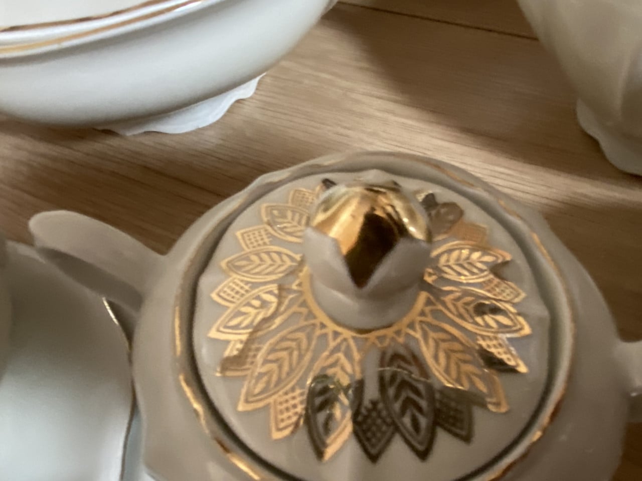 Prachtig servies met gouden details uit de jaren 50