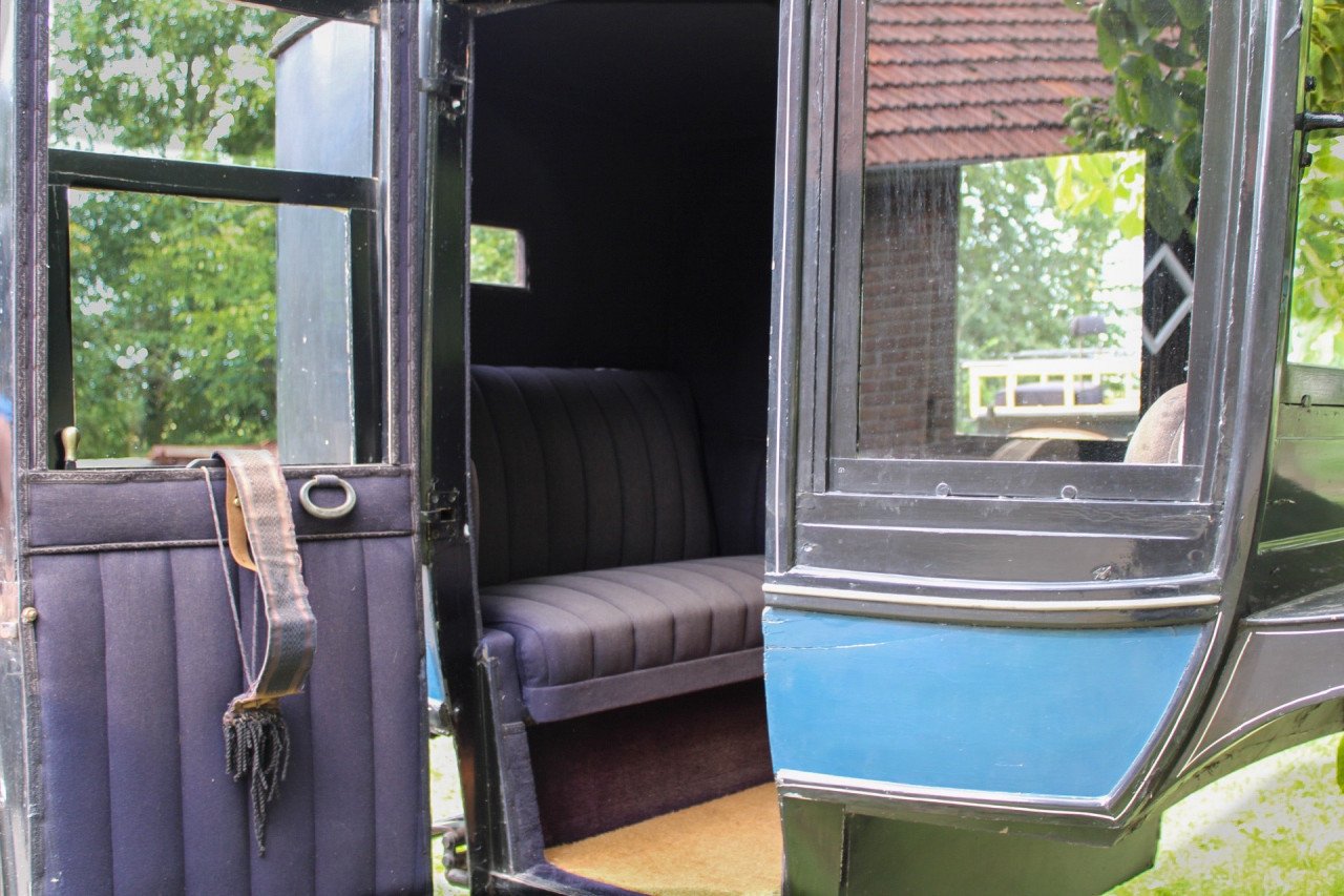 Verschillende rijtuigen en koetsen te koop