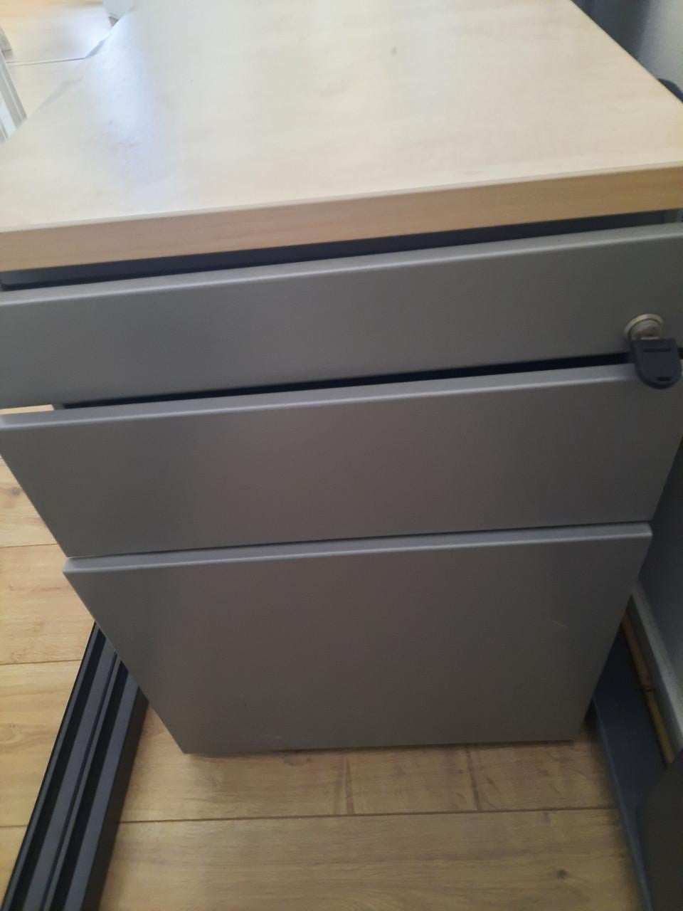 Gratis kantoorbureau 180 x 100 inclusief los stalen ladenblok
