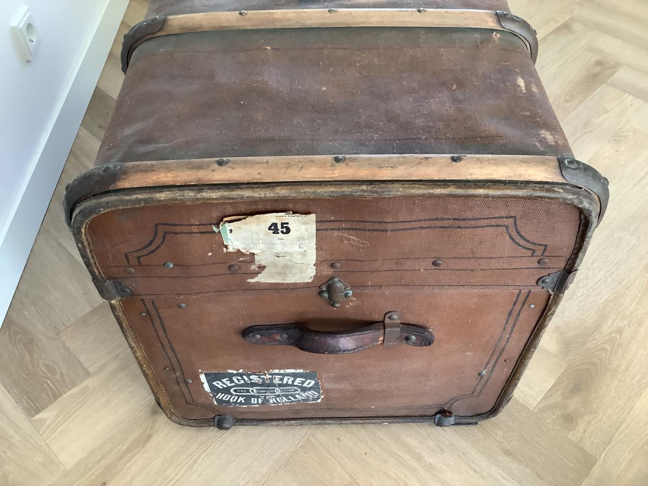 Originele antieke hutkoffer, scheepskoffer.