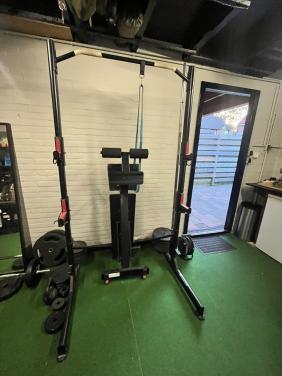 Fitness rack met bankje en 170 kg aan gewichten